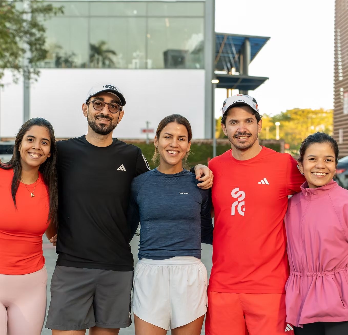 Equipo de Santiago Running Club sonriendo juntos