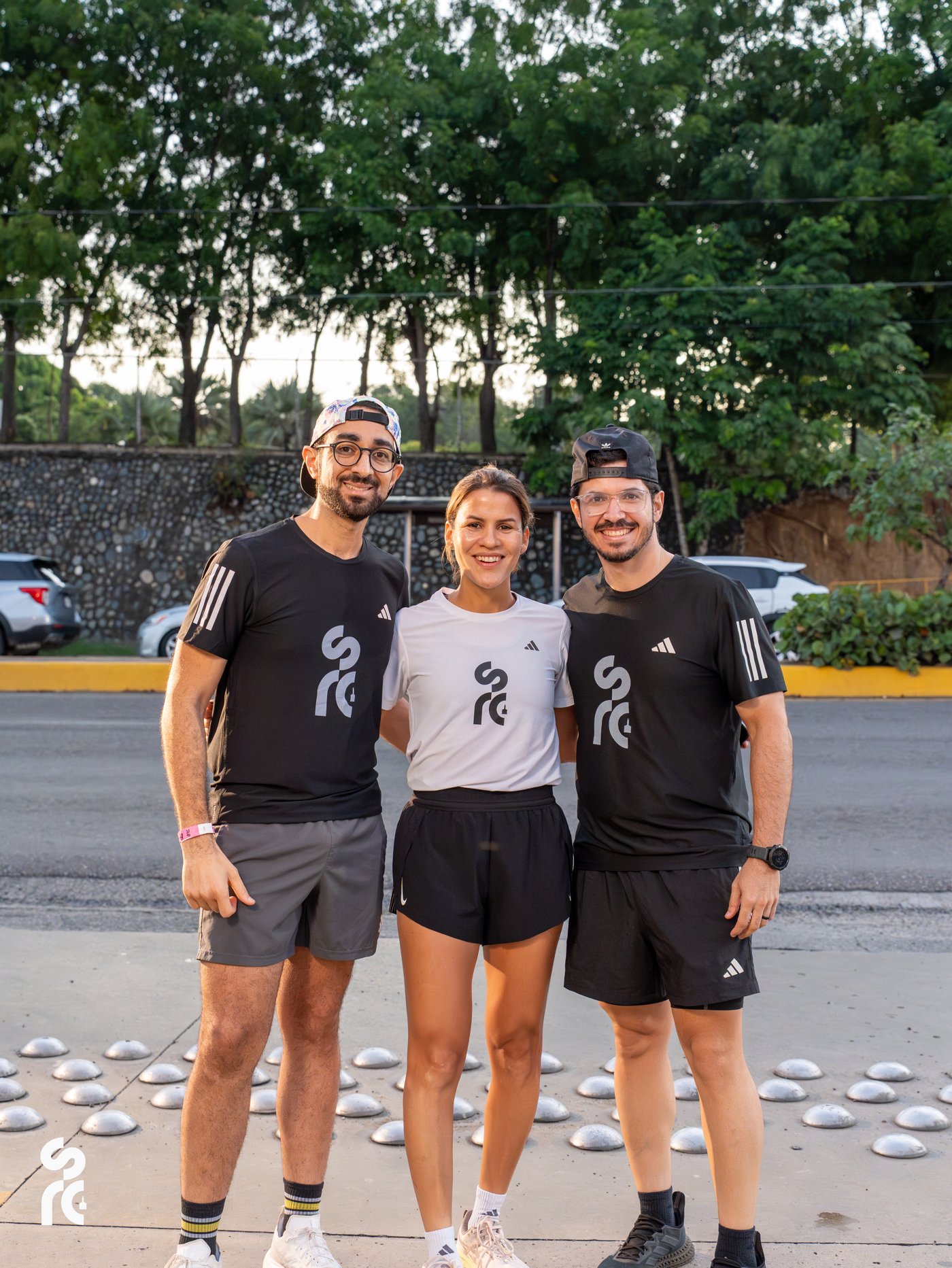 Los tres fundadores de Santiago Running Club, con camisetas de SRC